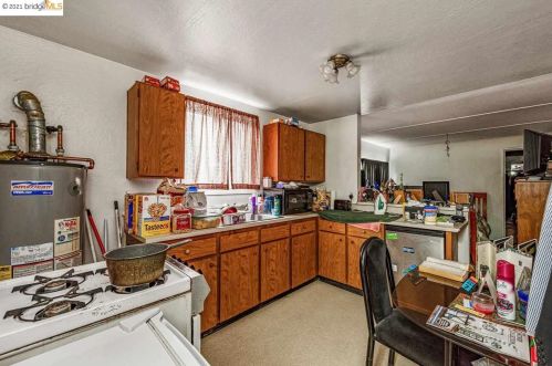 4327 Essex St, Oakland CA 94608-1216 exterior