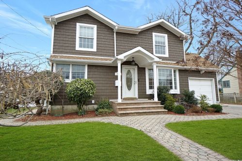221 34th St, North Lindenhurst, NY 11757-3246