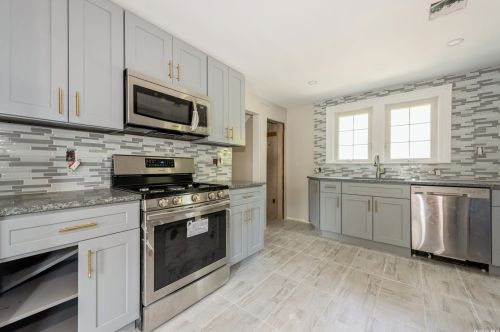 200 1st Ave, New Hyde Park NY  11040-4809 exterior