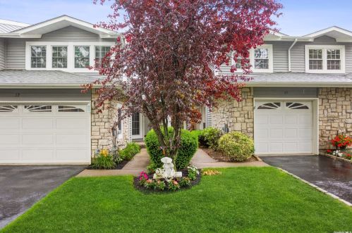 19 Hampshire Ct, Holbrook, NY 11741-2852