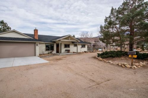 316 Altair Cir, Bishop CA  93514-7048 exterior