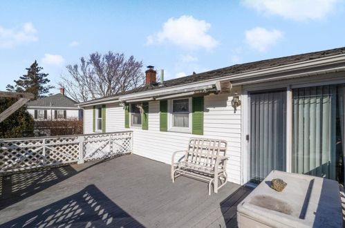 59 Grinnell Ave, Tiverton RI  02878-1901 exterior