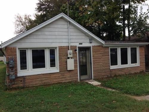 6721 Strawberry Ln, Louisville, KY 40214-3035