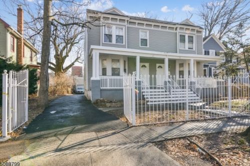 44 Oak St, East Orange NJ  07018-2822 exterior