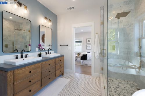 5926 Dover St, Oakland CA  94609-1426 exterior