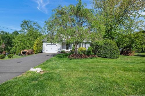 47 Sentinel Hill Rd, North Haven, CT 06473-1526