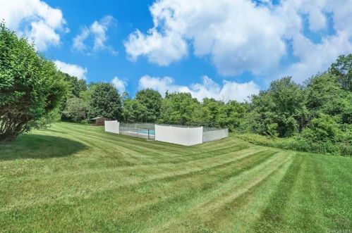 257 Osborne Hill Rd, Fishkill NY  12524-2510 exterior