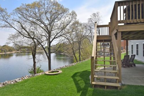 44 Boulevard Ave, Lincoln RI  02865-2108 exterior