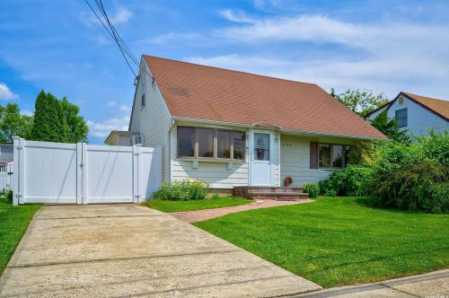 890 Washington Ave, Westbury, NY 11590-6014