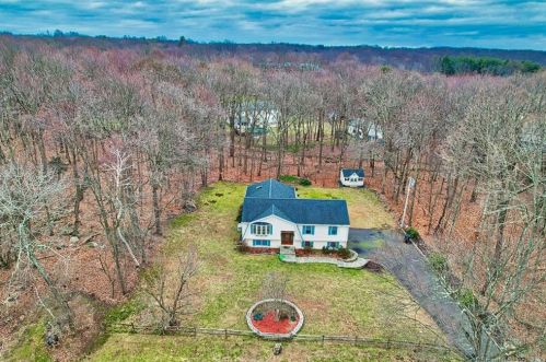 22 Maria Hotchkiss Rd, Waterbury, CT 06712-1309