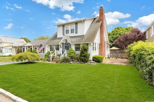 77 Rollstone Ave, West Sayville, NY 11796-1309