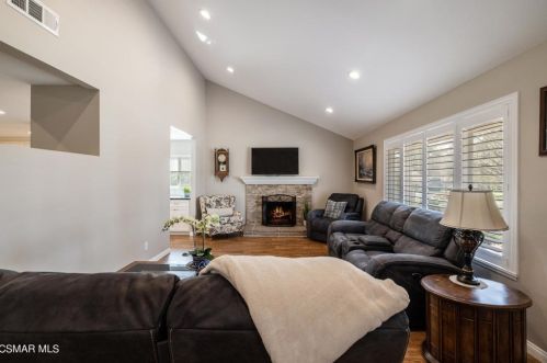 676 Weaver St, Simi Valley CA  93065-4315 exterior