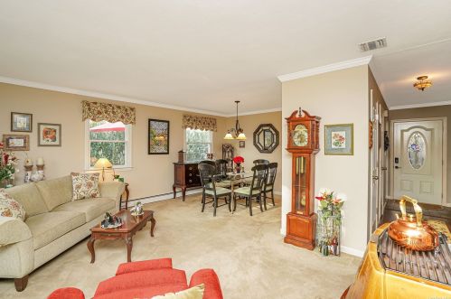 128 Connetquot Rd, Oakdale, NY 11769-2116