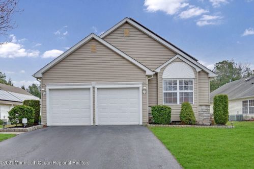 29 Rosewood Dr, Lakewood, NJ 08701-5708