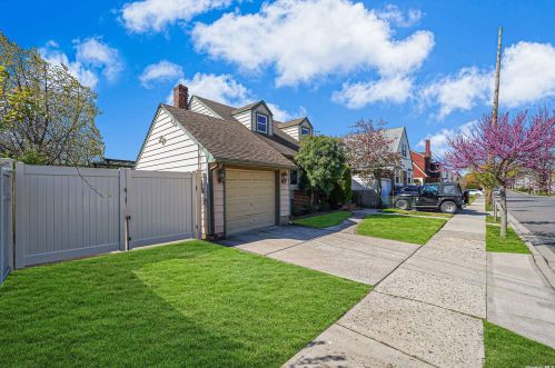 150 Charles St, Floral Park, NY 11001-2237