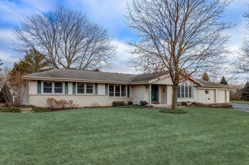 1520 Pleasant Hill Dr, Waukesha, WI 53146-1129