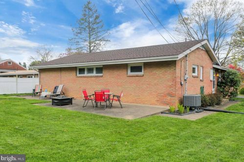 19 Columbia Dr, Camp Hill PA  17011-7636 exterior