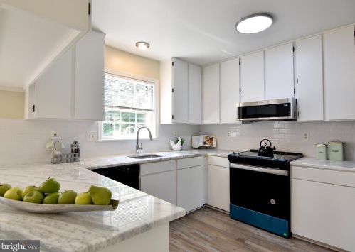 8072 Powderbrook Ln, Springfield VA  22153-2926 exterior