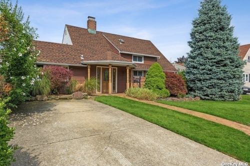 40 Wing Ln, North Wantagh, NY 11793-1234