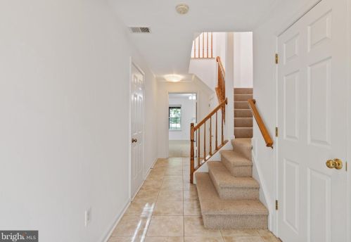 2485 Wheat Meadow Cir, Herndon VA  20171-3055 exterior