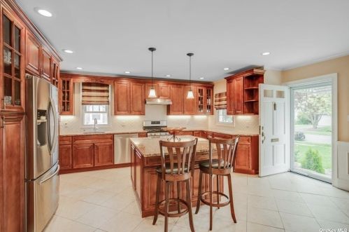 10 Redwood Rd, New Hyde Park, NY 11040-3324