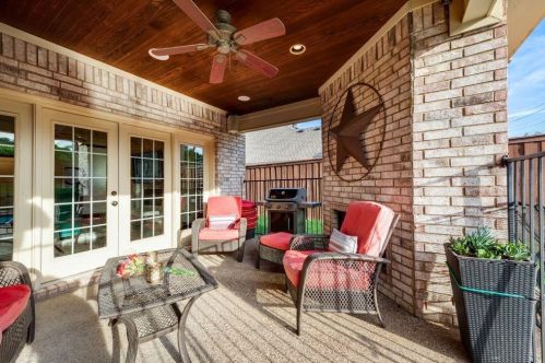 9427 Vis Cir, Irving TX  75063-5064 exterior