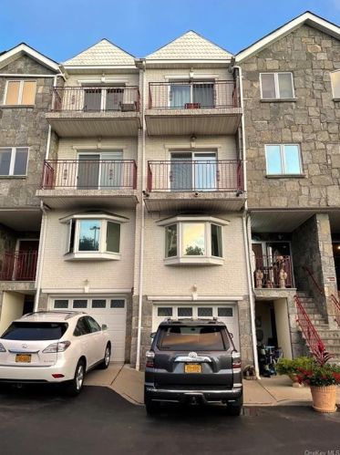 4 Marisa Ct, Bronx, NY 10465-3870