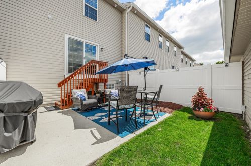 275 Oxford Oak Dr, Blacklick, OH 43004-8455