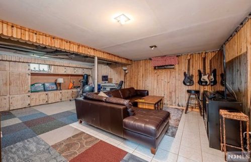 397 Pleasant Ave, N Milford NJ  07646-1222 exterior