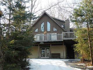 72 Country Club Dr, Gouldsboro, PA 18424-7977