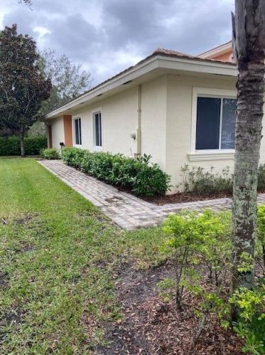 2581 Stockbridge Sq, Vero Beach, FL 32962-4217