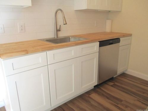 140 Villagegreen Ct, Warwick NY  10990-4238 exterior