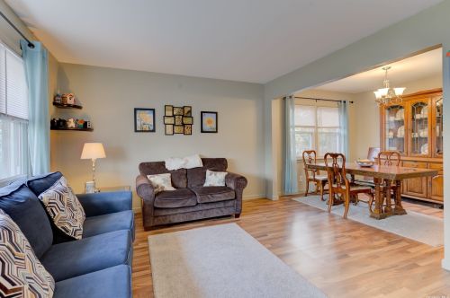 54 5th Ave, Westbury, NY 11590-4476