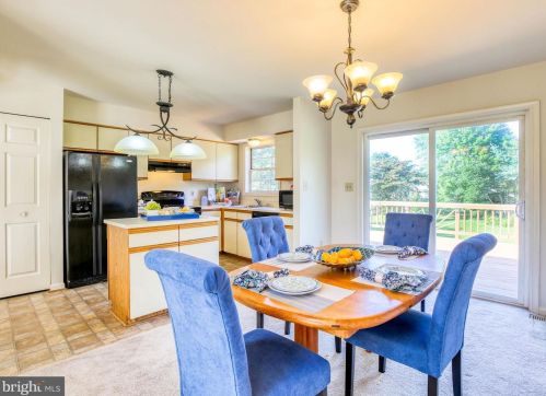 27 Cloverdale Pl, Charles Town WV  25414-4033 exterior