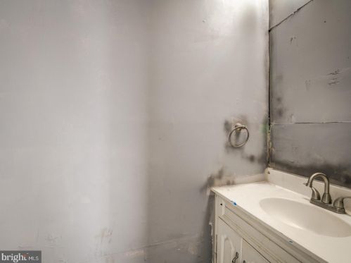 2238 Southgate Sq, Herndon VA  20191-1229 exterior