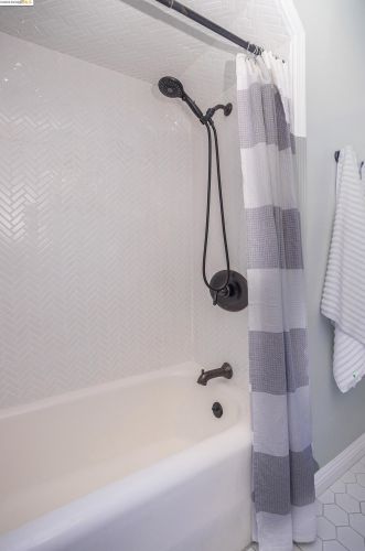 1 Kingsland Pl, Oakland CA  94619-2608 exterior