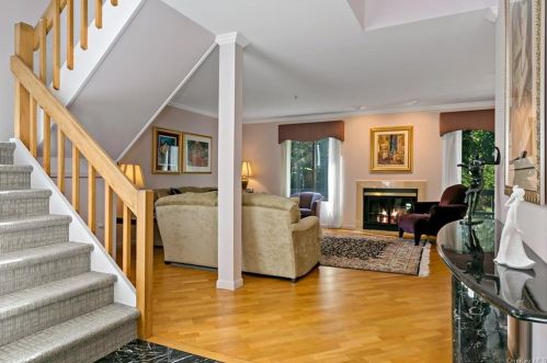 142 Stone Oaks Dr, Hartsdale NY  10530-1160 exterior