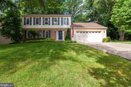 5560 Queen Victoria Ct, Springfield, VA 22015-2050