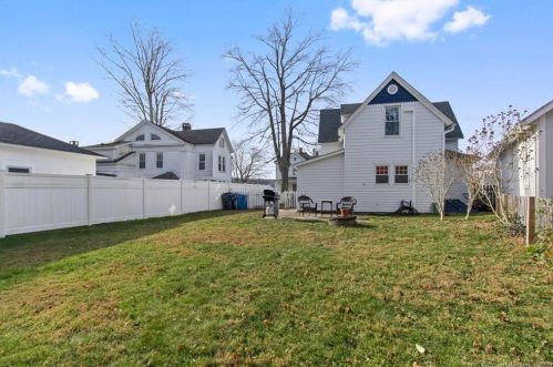 3 Riverside Pl, Gales Ferry CT  06335-1442 exterior