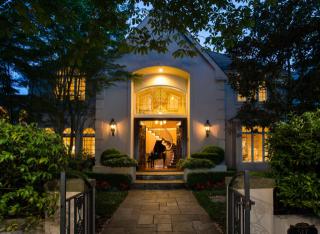 517 Highland Dr, Seattle, WA 98109-3331