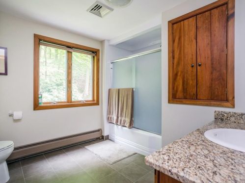 28 Garnet Rd, Roxbury CT  06783-2033 exterior