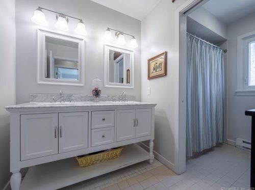 283 Mamanasco Rd, Ridgefield CT  06877-2425 exterior