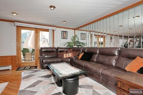 19 Elmhurst St, Elmwood Park NJ  07407-1320 exterior