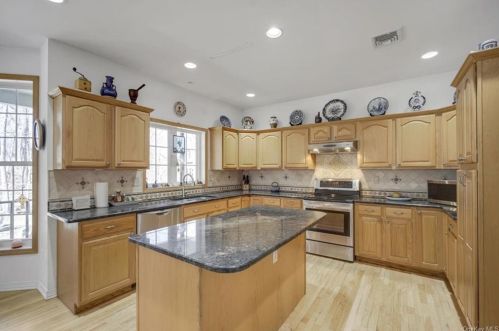 7 Menayas Ct, Washingtonville NY  10992-2032 exterior