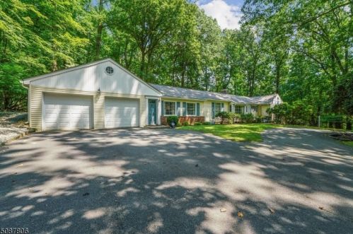 85 Fernview Rd, Greystone Park, NJ 07950-1501