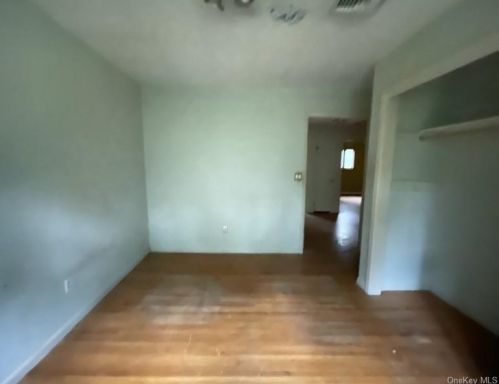 3821 Gomer St, Yorktown Hgts NY  10598-1724 exterior