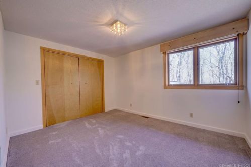 5 Bramble Bush Dr, Niantic CT  06357-1802 exterior