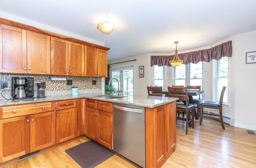 8 Canter Ct, Nashua NH  03063-2929 exterior