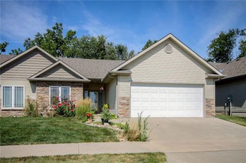 405 Aspen Dr, Norwalk, IA 50211-2105