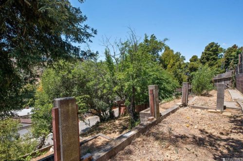 9411 Castlewood St, Oakland CA 94605-4415 exterior